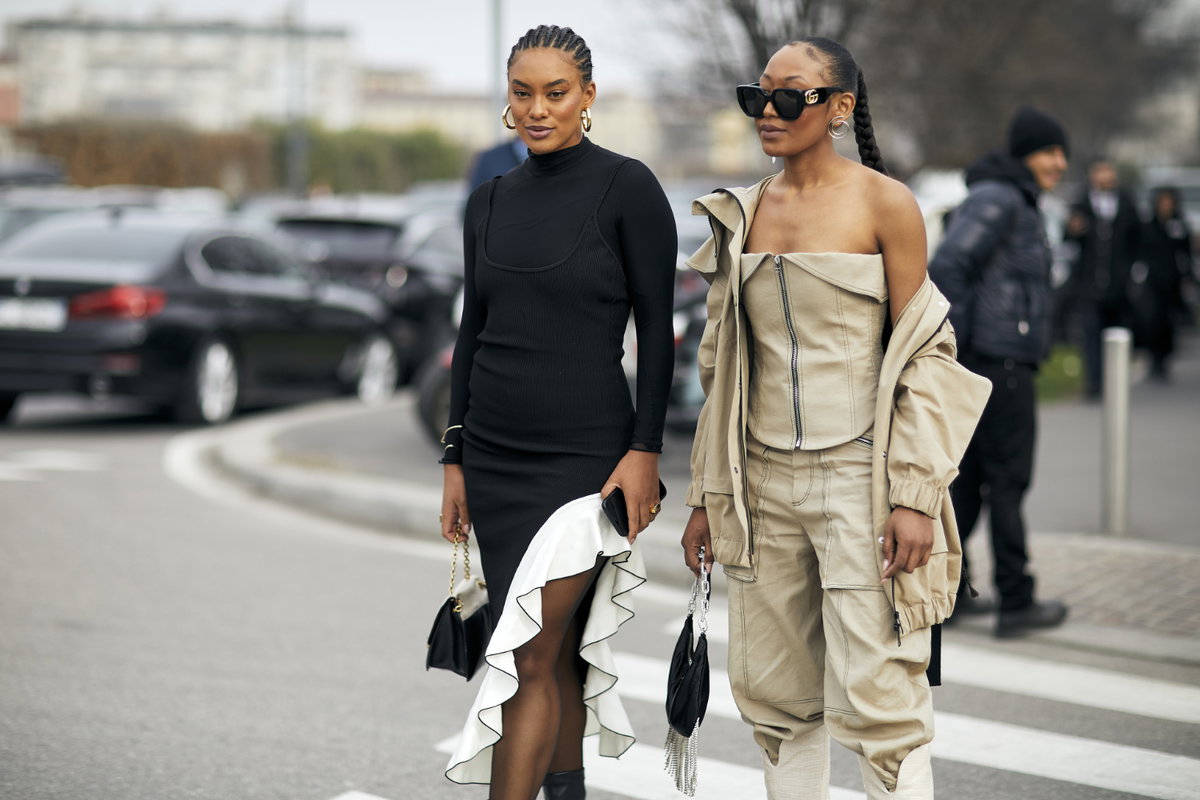 zwei Frauen Streetstyle tragen Kleid und cargohose fashion week