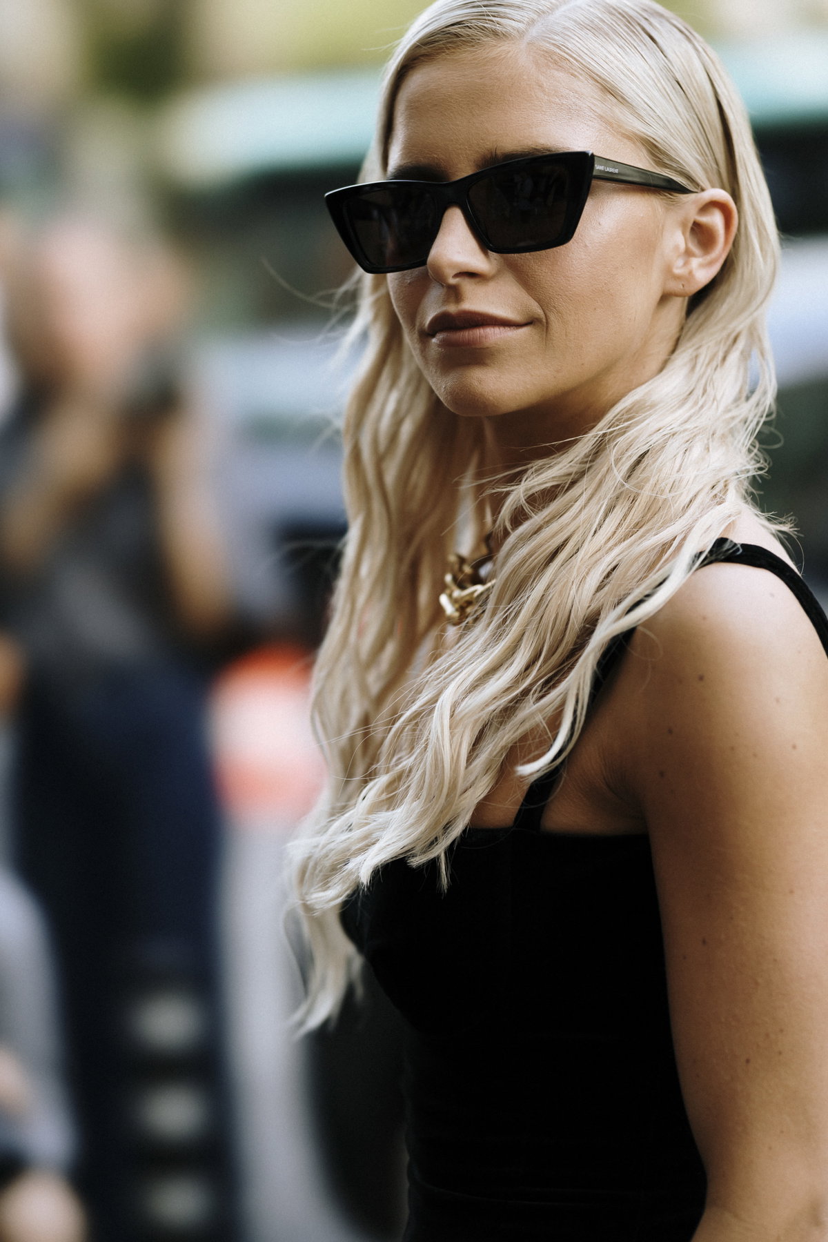 Caro Daur trägt Wellen blonde Haare mit Sonnenbrille