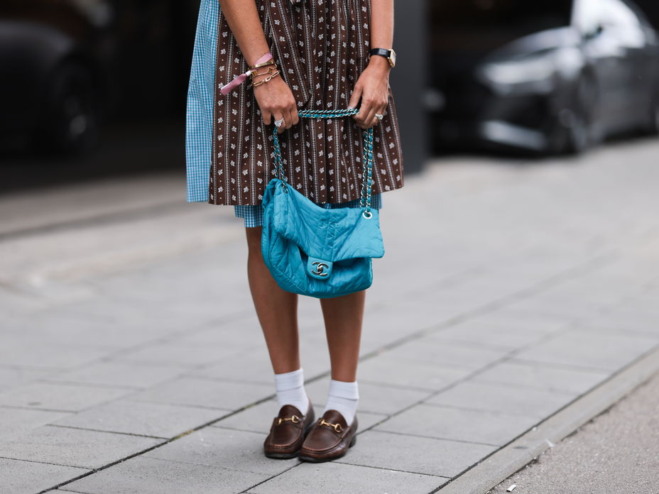 Eine Frau trägt Loafer zum Dirndl