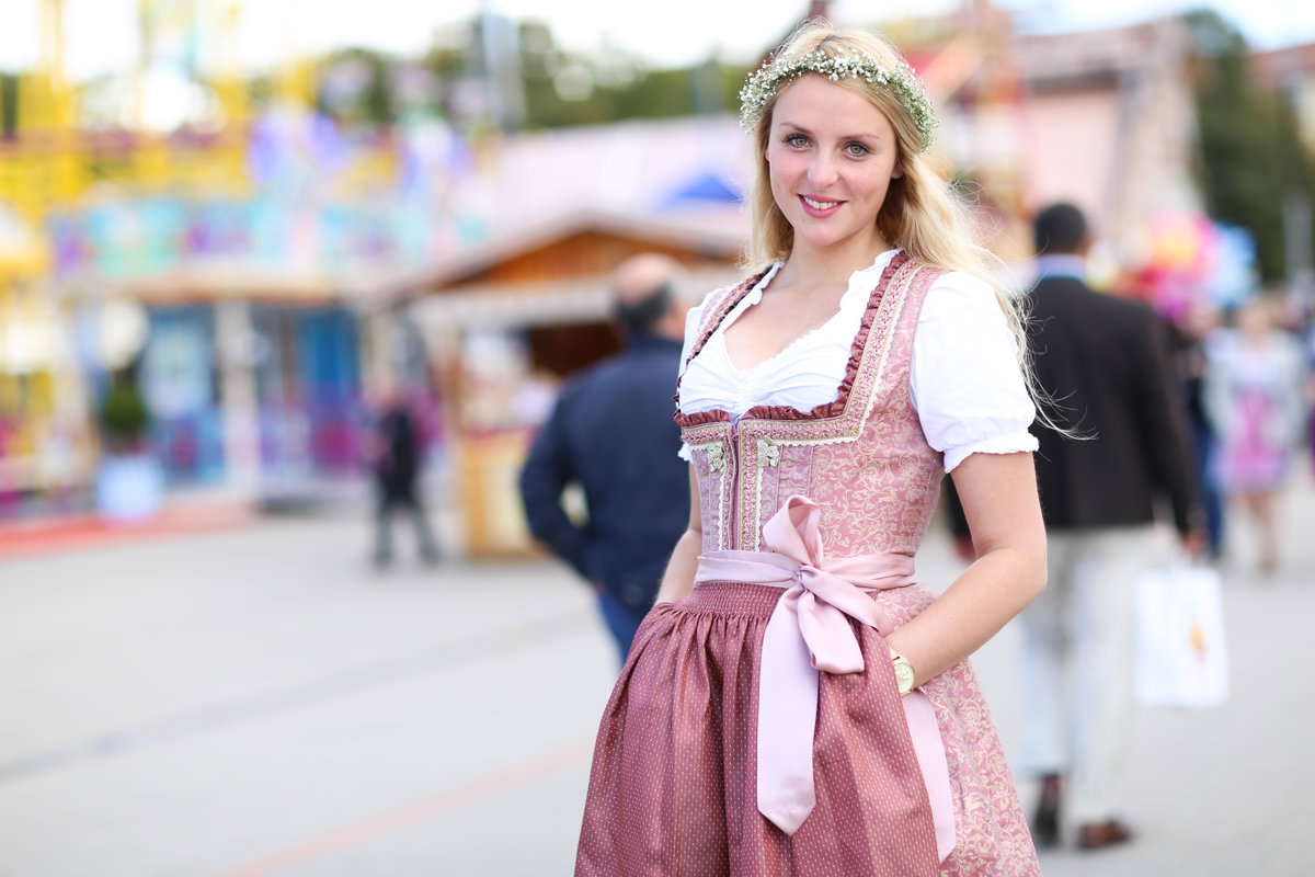 Frau in rosa Dirndl