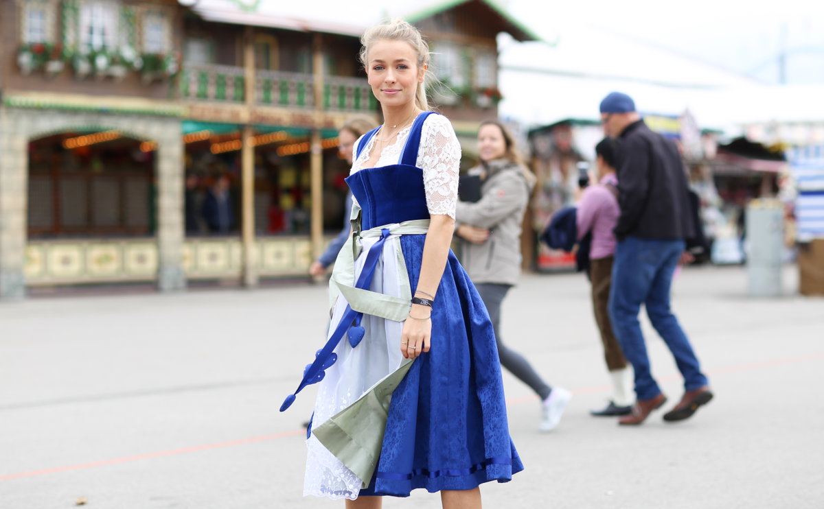 Frau in blauem Dirndl
