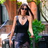Emily Ratajkowski verzaubert uns im Herbst mit dem angesagten "Skater Sneaker"