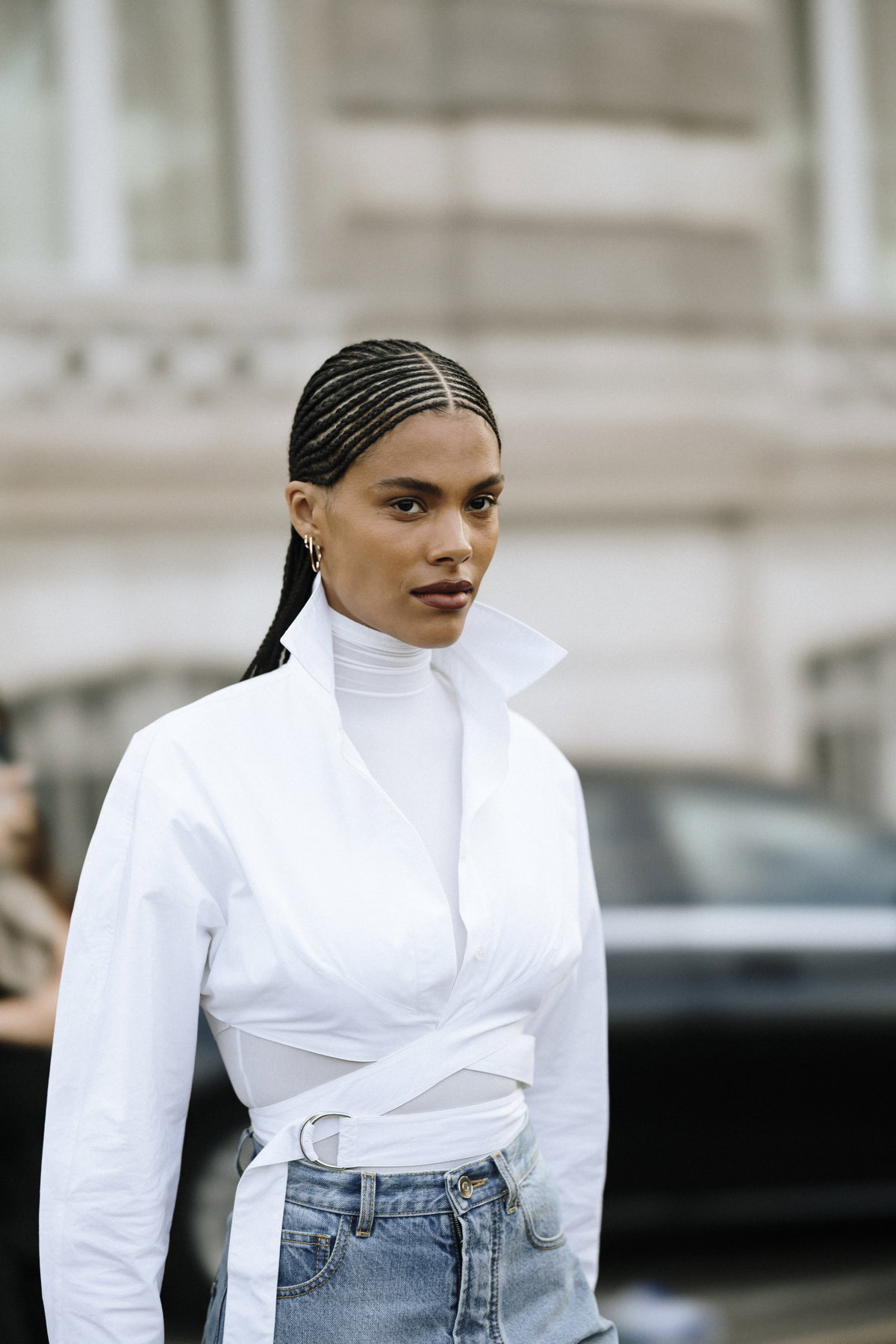 Frau Paris Fashion Week Streetstyle trägt weiße Bluse und Jeans