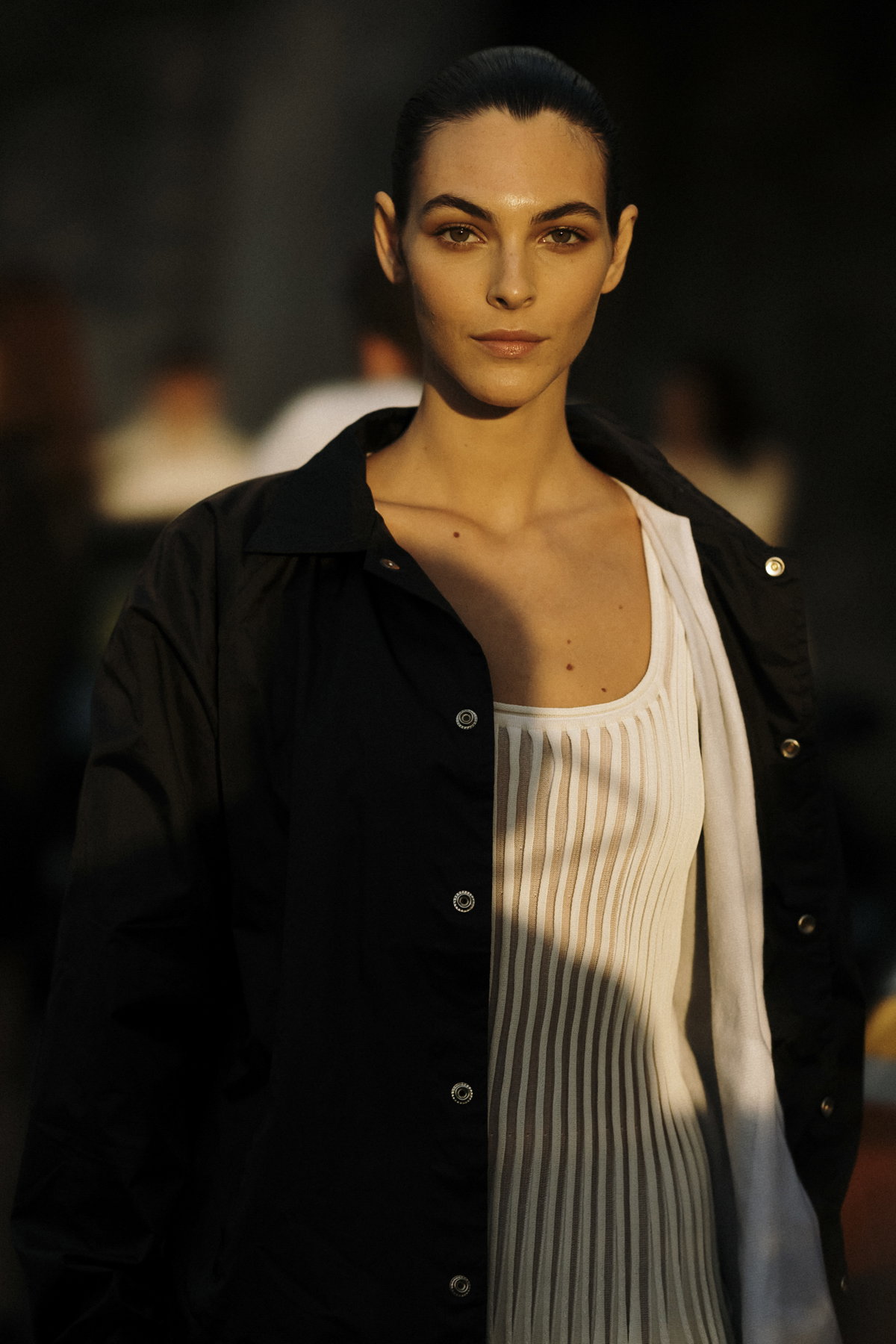 Frau Paris Fashion Week Streetstyle trägt weißes Kleid und schwarze Jacke, sleek hair