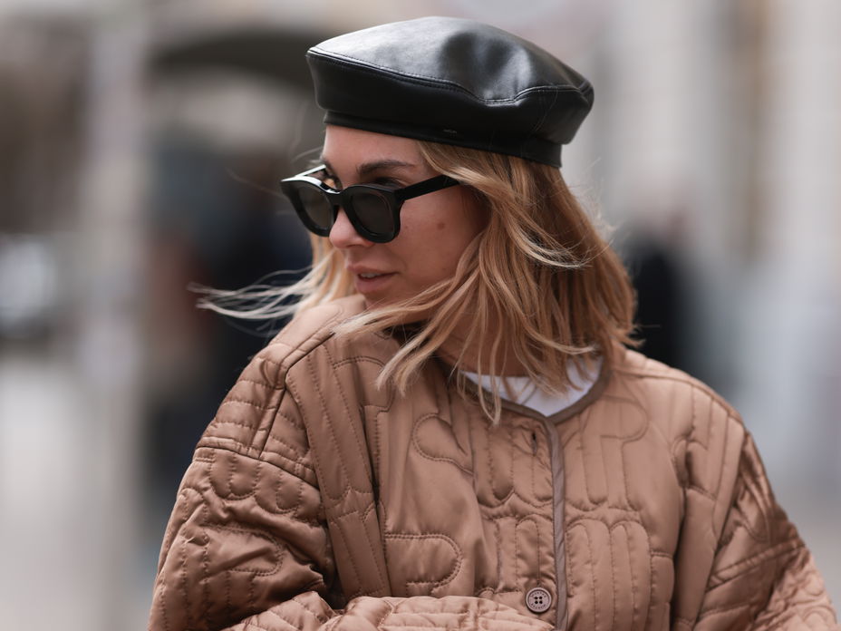 Frau trägt Baskenmütze, Steppjacke und Kelly Bag