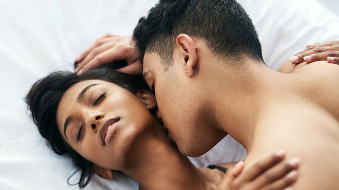 Hals küssen: Was hinter der intimen Geste steckt und Schritt-für-Schritt-Anleitung