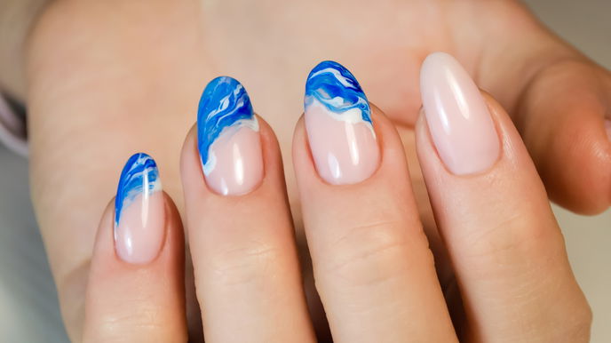 Nagel-Trend 2023: Die "Watercolor Nails" malst du dir mit diesen günstigen Drogerie-Lacken