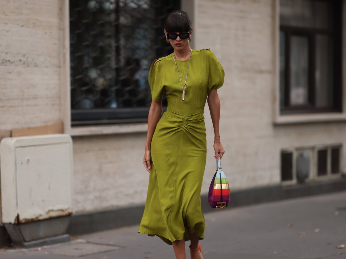 Frau mit grünem Kleid und Sandaletten