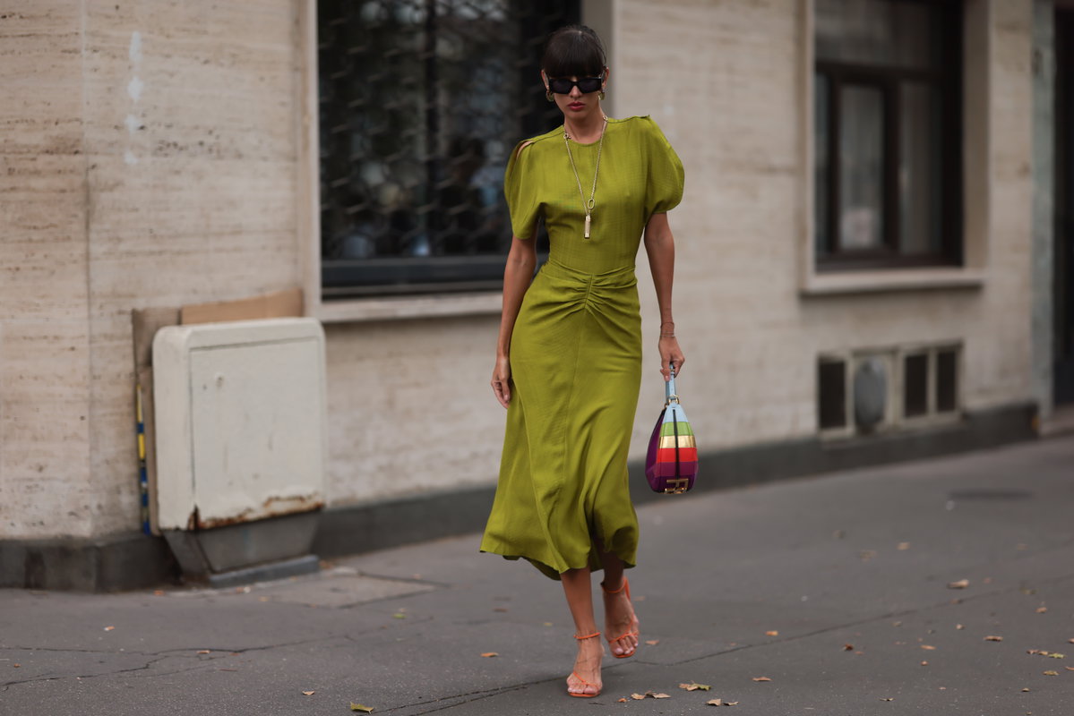 Frau mit grünem Kleid und Sandaletten