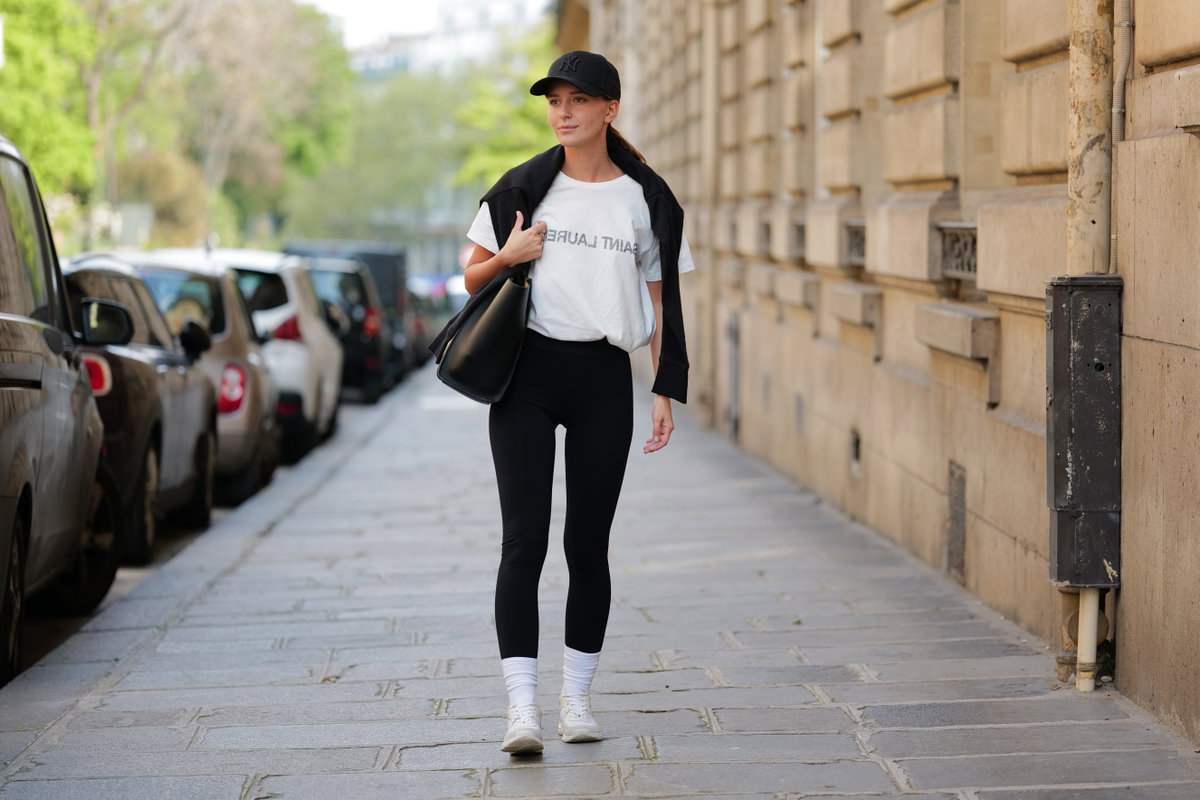 Frau mit schwarzer Leggings