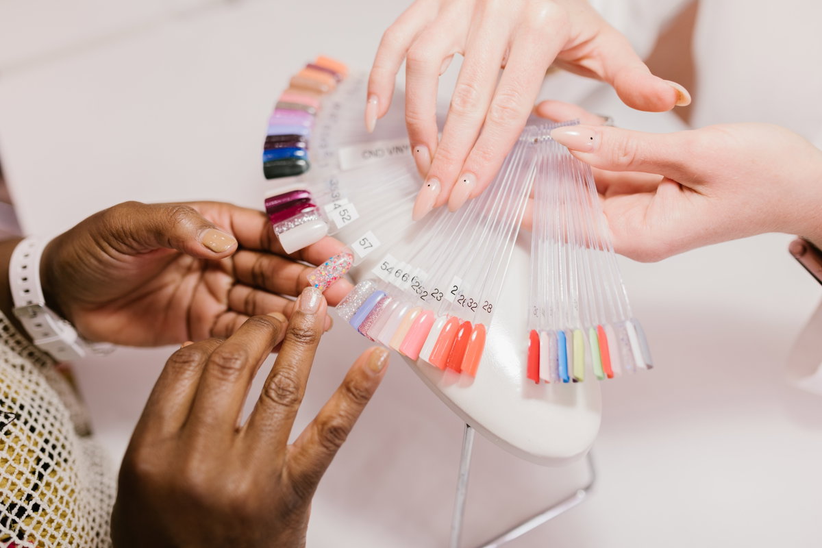 Frau wählt Nagellackfarben aus
