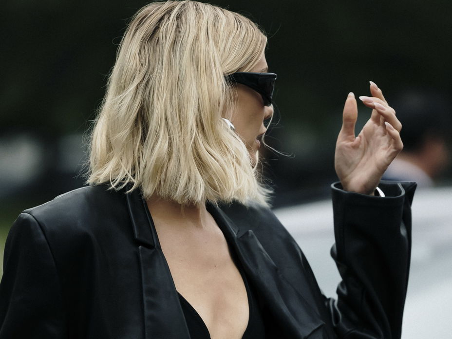 Paris Fashion Week Frau mit blonden Haaren trägt Wellen im Haar