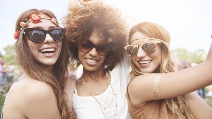 Die Festival-Season ist endlich offiziell eröffnet! Mit dieser Frisur tanzen wir die Tage und Nächte durch
