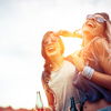 Festival-Saison: Diese Styling-Hacks rund um Frisuren und Outfits solltest du kennen