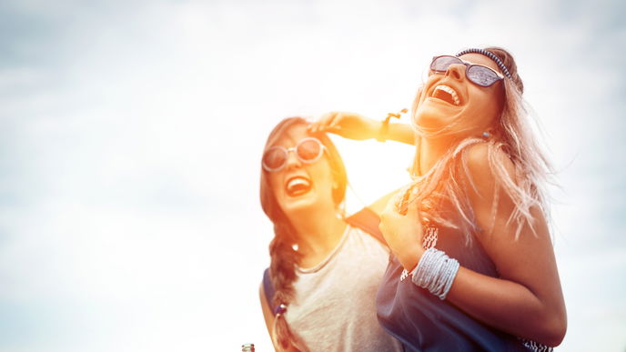 Festival-Saison: Diese Styling-Hacks rund um Frisuren und Outfits solltest du kennen