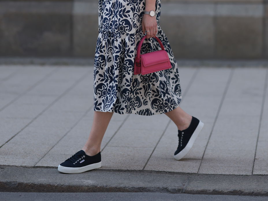 Schwarze Sneaker