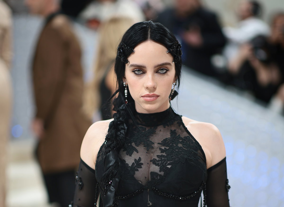 Billie Eilish auf der Met Gala 2023 mit geflochtenem Zopf