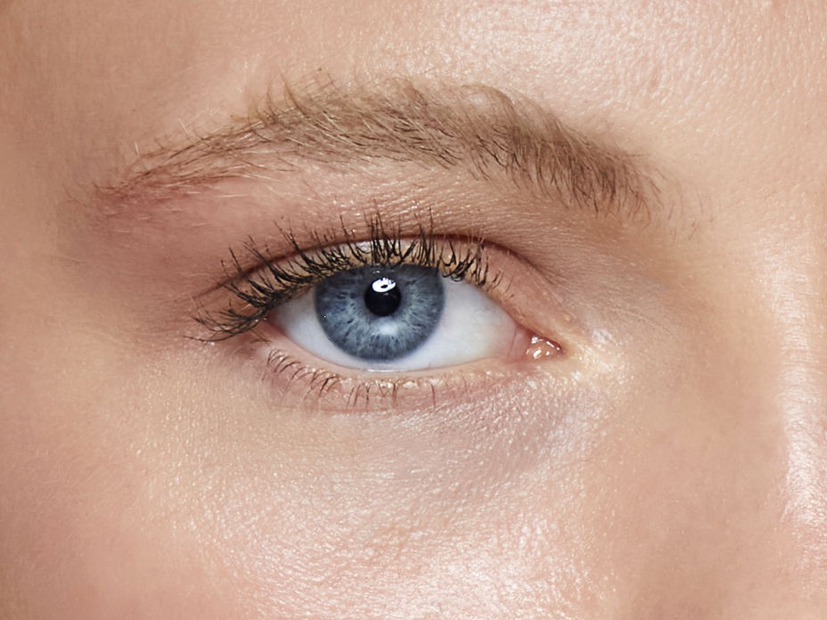 Frau mit getuschten Wimpern