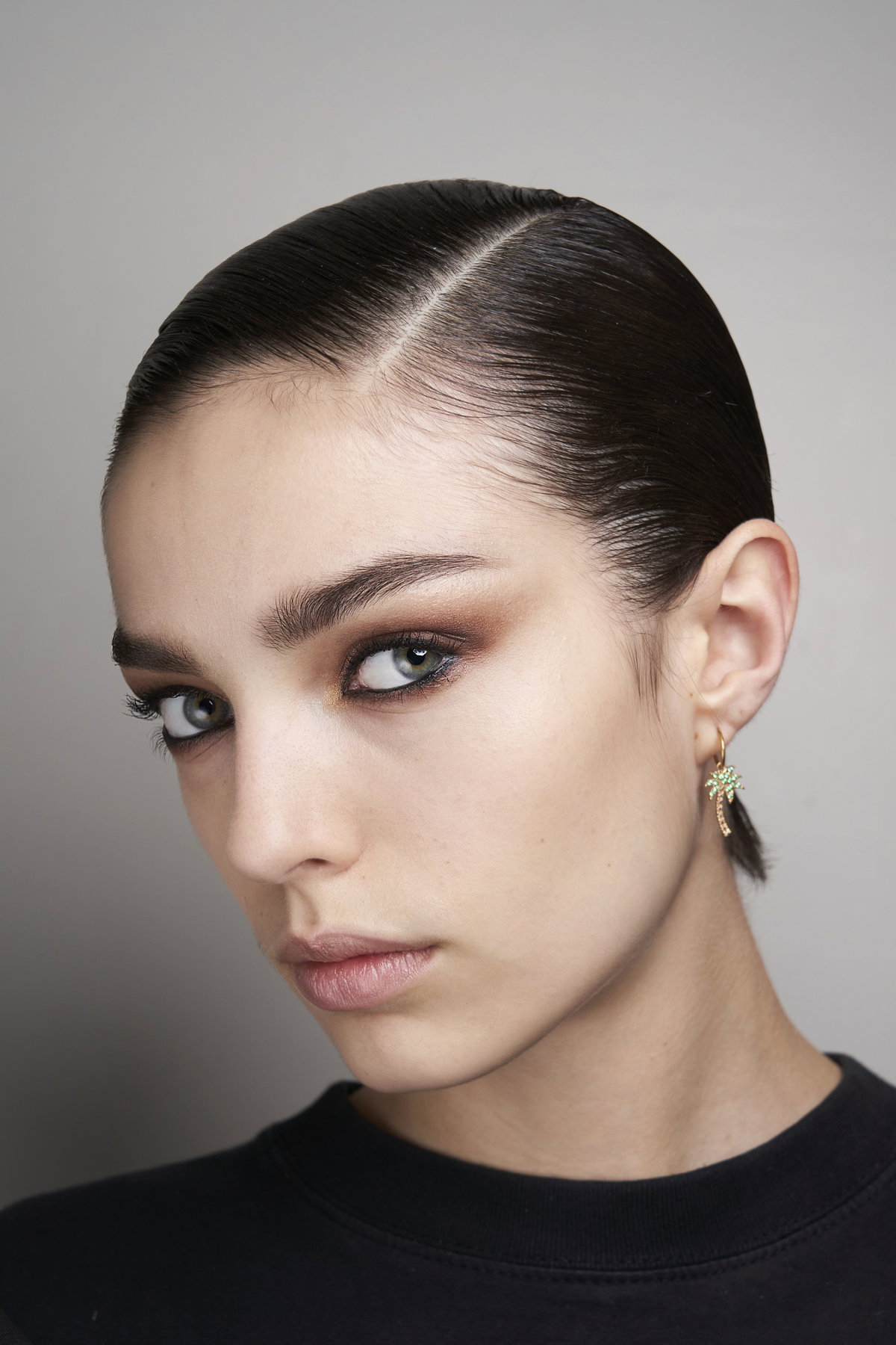 Frau mit braunem Augen-Make-up