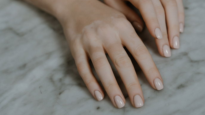 Aus der Drogerie: Dieses Nagelöl beschert dir gepflegte Fingernägel