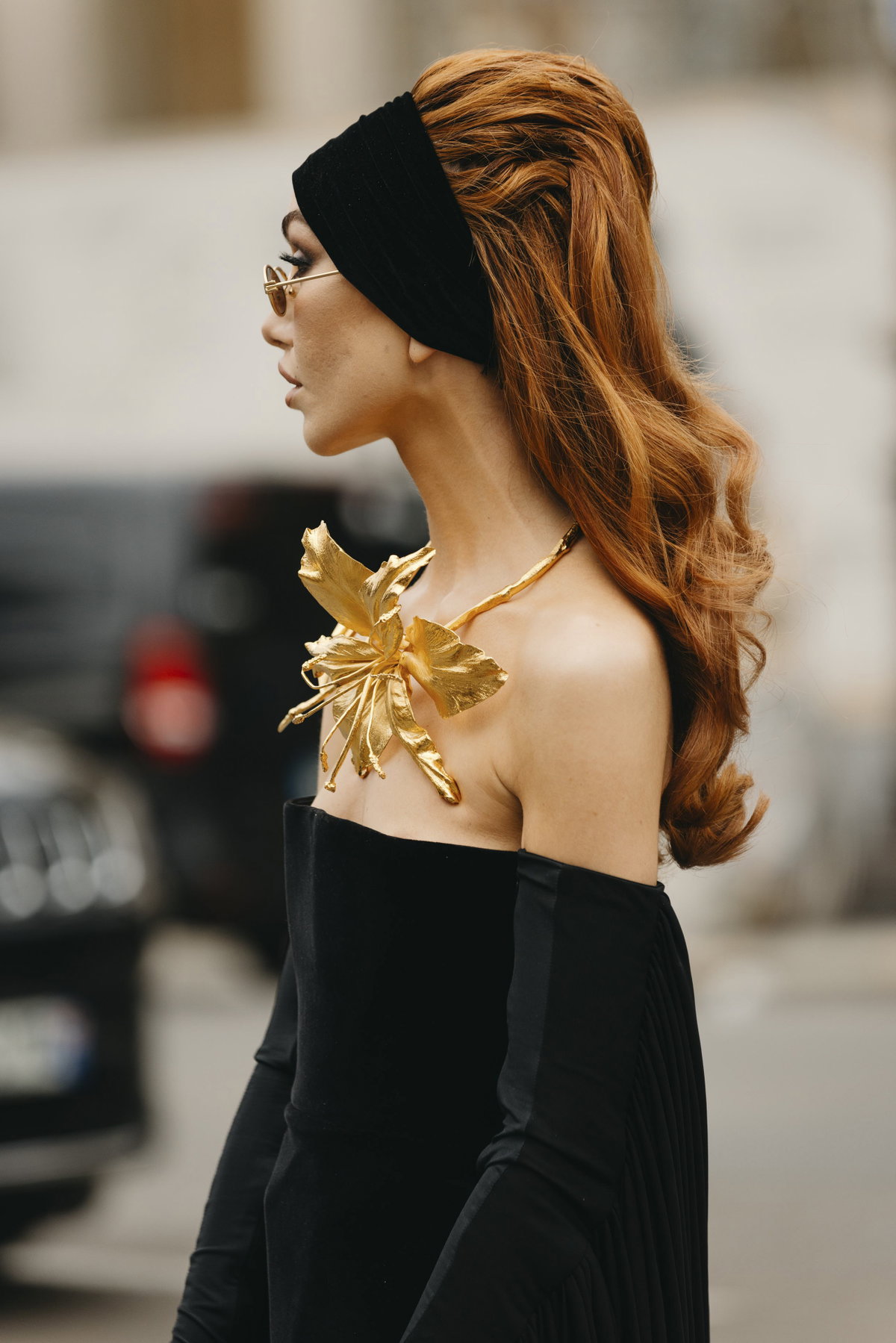Frau auf Paris Haute Couture Fashion Week trägt schwarzes Kleid rote Haare Haarband Streetstyle