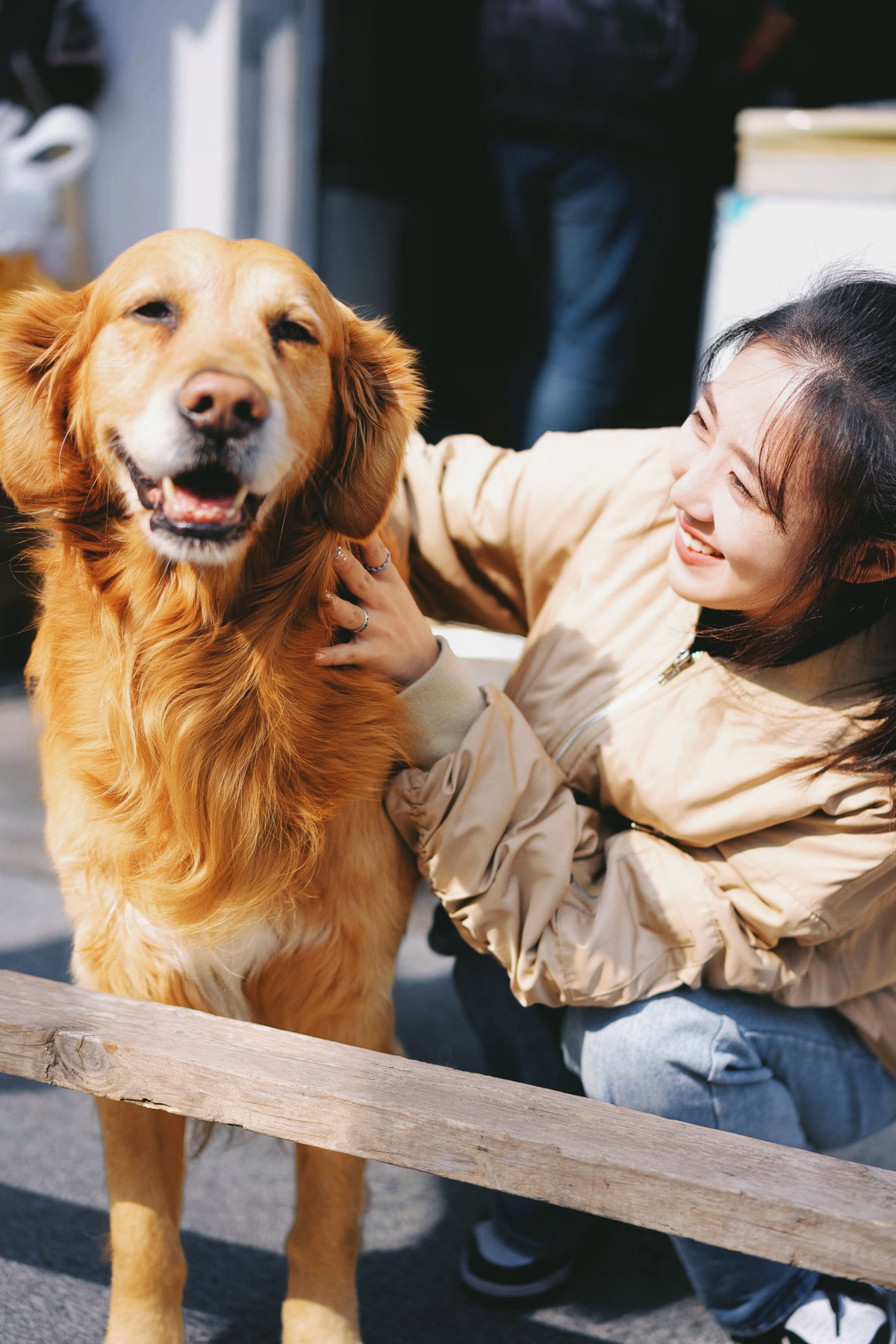 Frau mit Golden Retriever