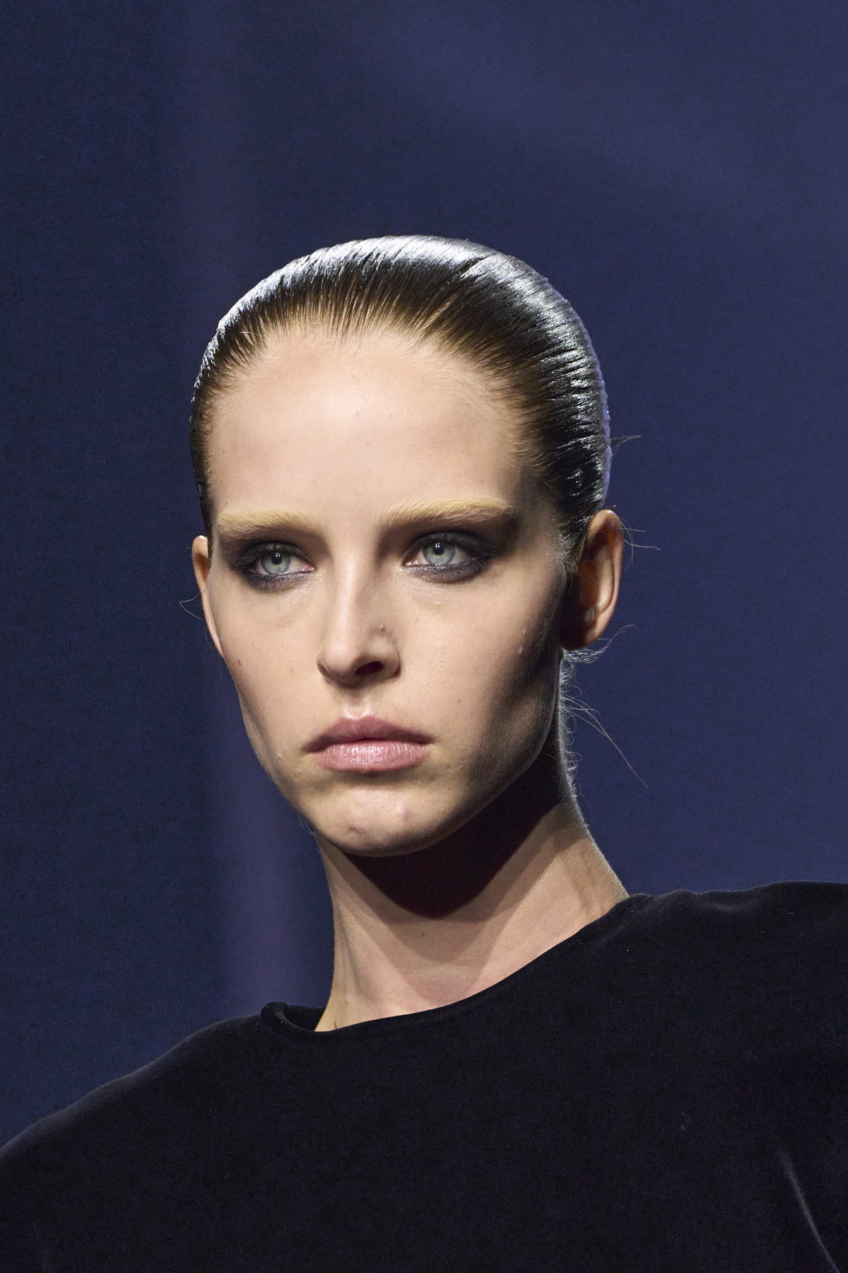 Frau trägt schwarzen Lidschatten auf Fashion Show