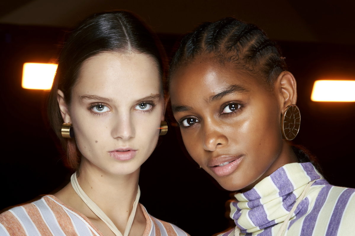 Der Make-up-Trend verleiht deinem Gesicht einen frischen, jugendlichen Glanz und lässt dich strahlen. Mit den richtigen Produkten und Techniken gelingt dir dieser Make-up-Trend spielend leicht ...