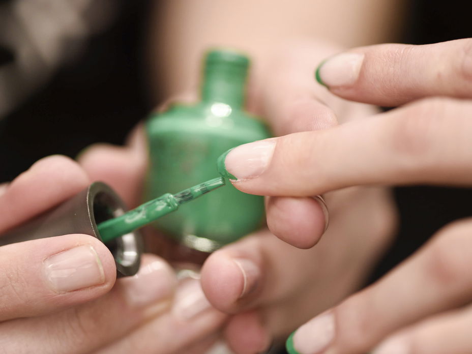 Auch als grüner Farbakzent auf den Nagelspitzen sehen Martini Nails mega cool aus.