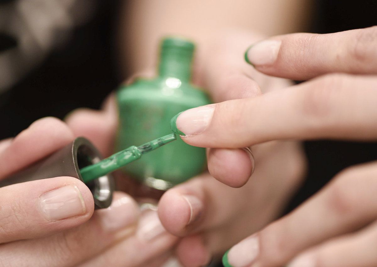 Auch als grüner Farbakzent auf den Nagelspitzen sehen Martini Nails mega cool aus.