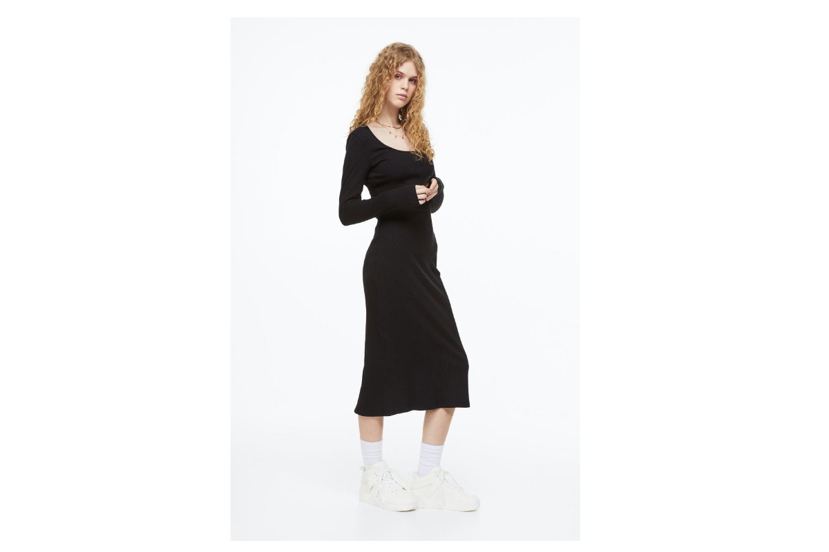 Frau trägt schwarzes Midikleid