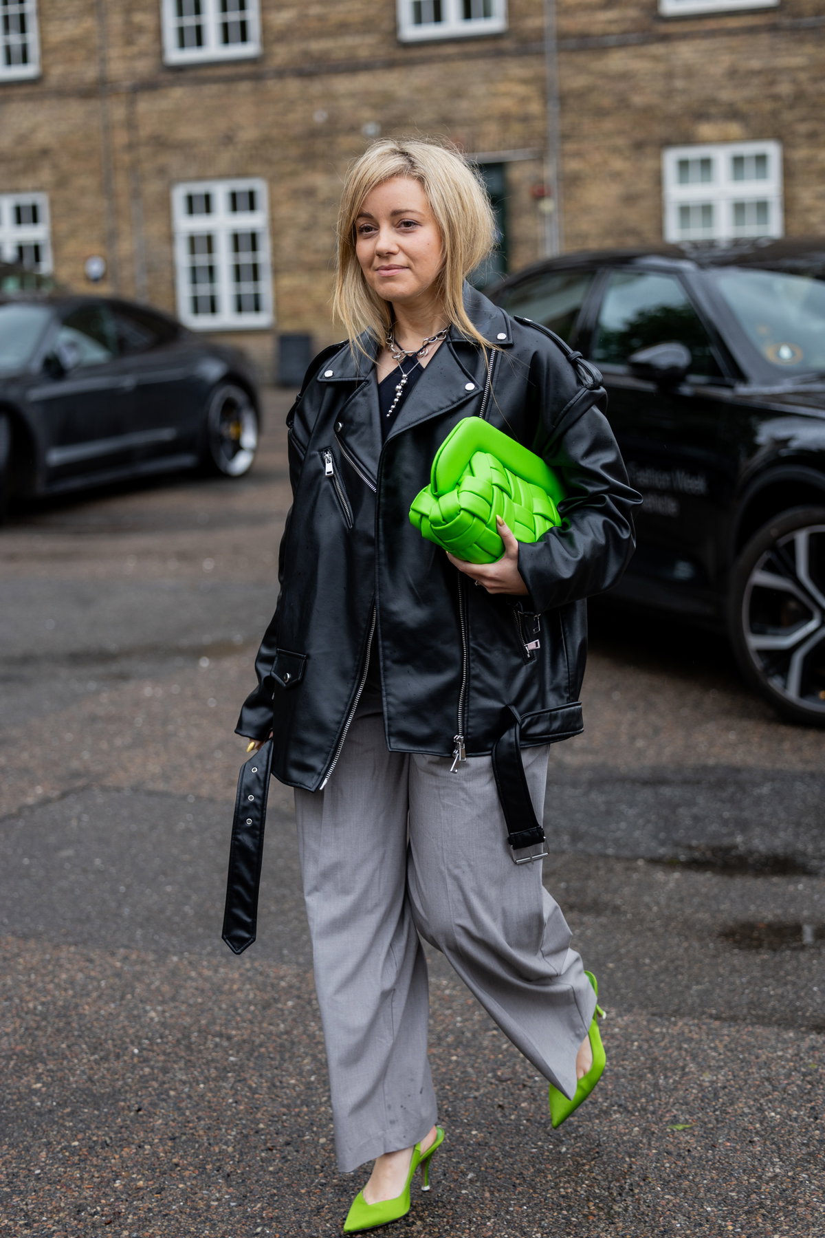 Eine Frau trägt eine Bikerjacke aus Leder