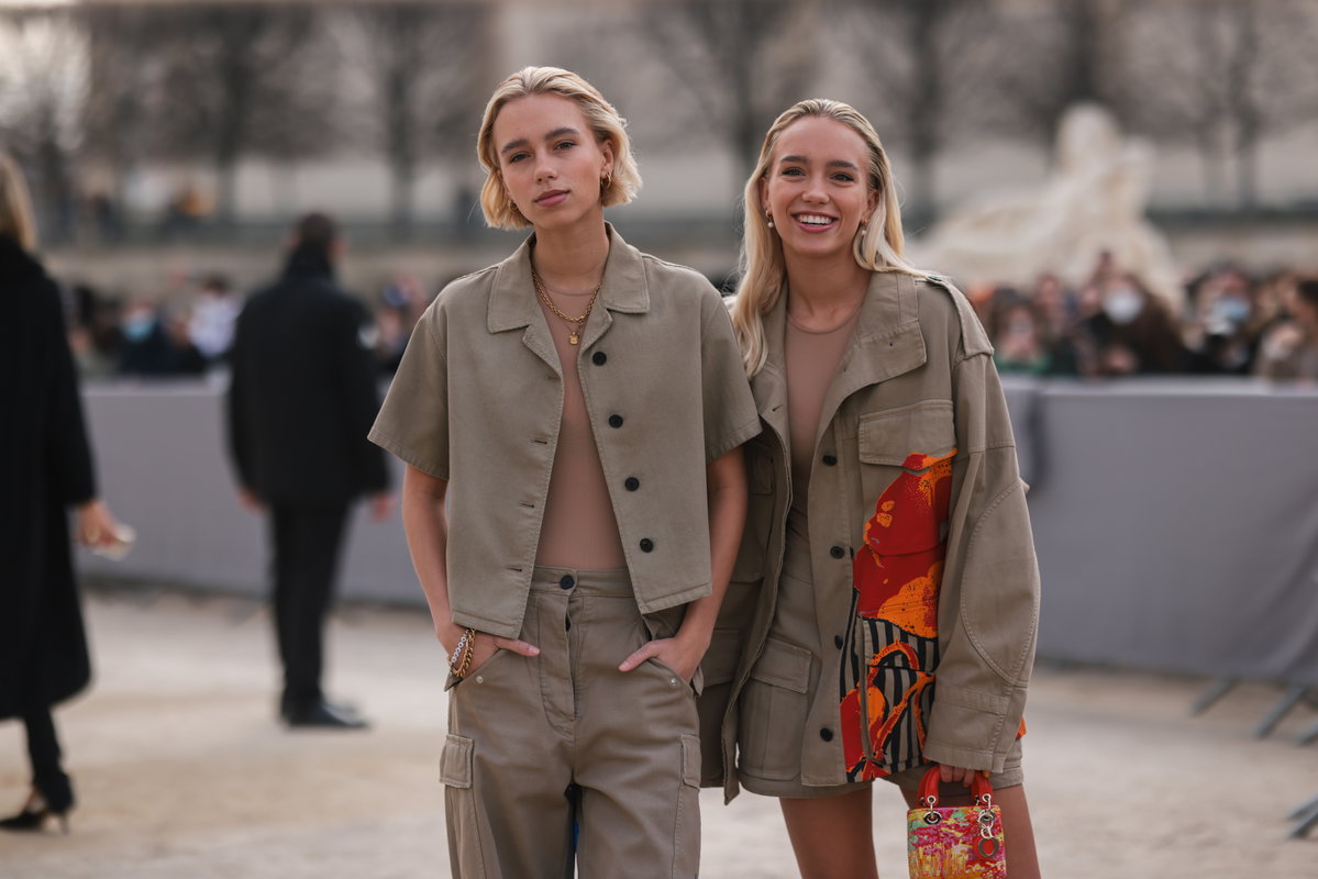 Lisa und Lena mit beigen Jacken