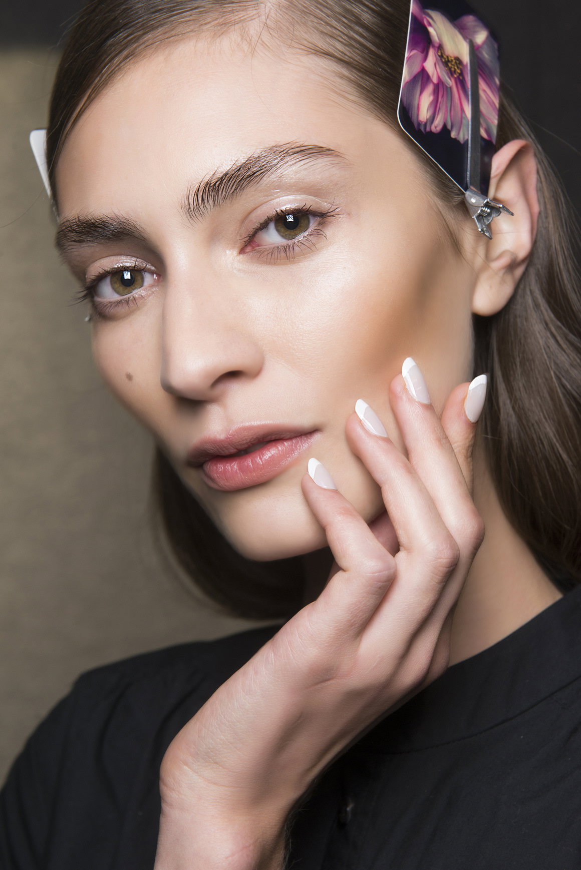 Model auf Runway Show mit French Nails