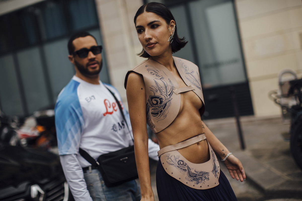 Paris Streetstyle Frau trägt Haare glatt und dann nach Außen gewellt