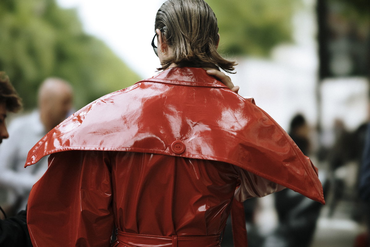 Paris Streetstyle Frau trägt Haare nach Außen gewellt