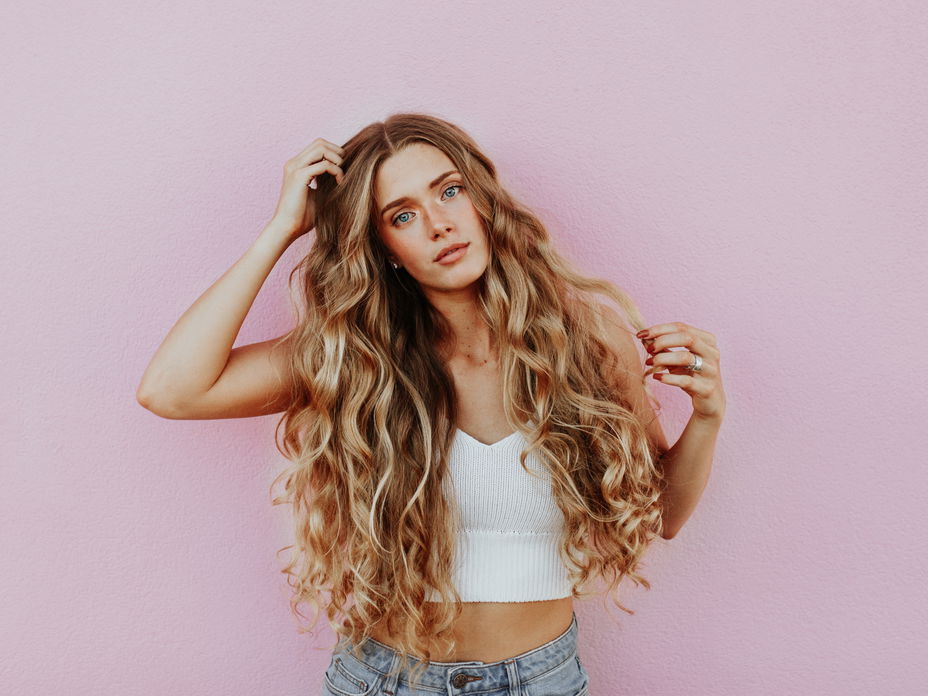 Frau mit langen blonden Locken