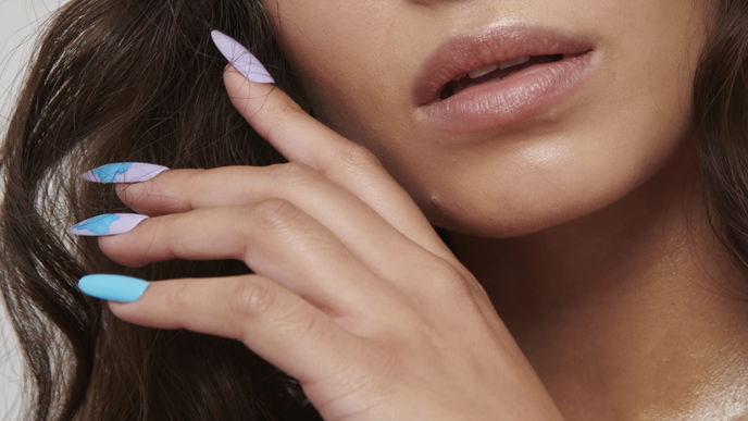 Press On Nails: Dank diesem Produkt sparen wir total viel Geld