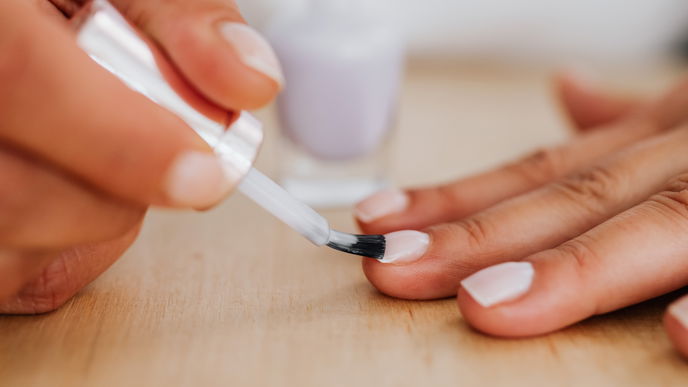 Nagel-Trends 2023: Selena Gomez trägt die angesagten "Naked Nails"