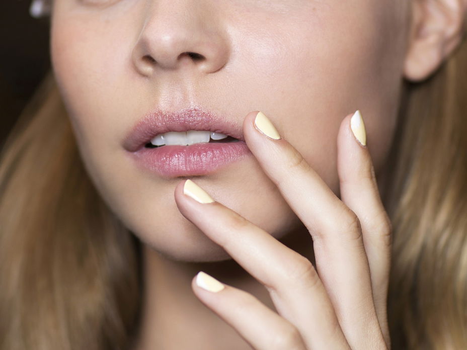 Zu den Favoriten unter den eher dezenteren Nagellacken zählt ganz klar ein Pastellgelb, das vor allem im Sommer eine Menge hermacht.