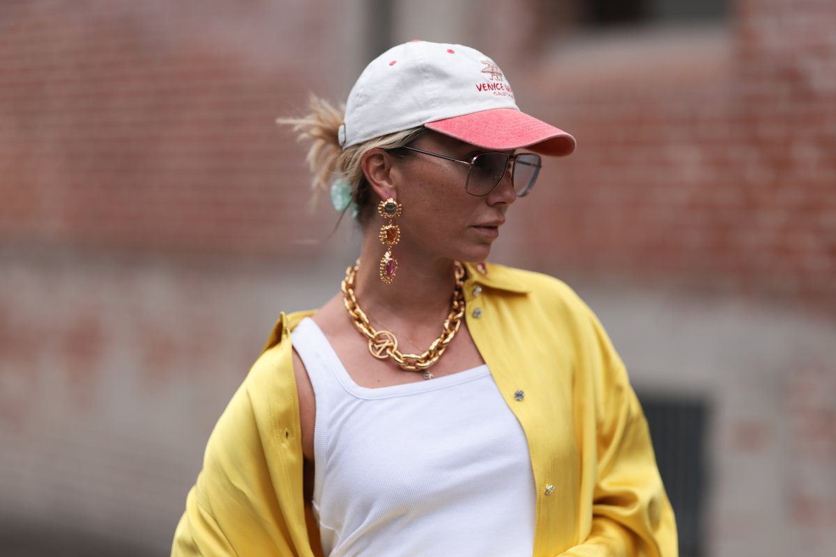 Frau mit Goldkette