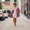 Mit diesem Styling-Trick trägst du dein Sommerkleid auch im Herbst
