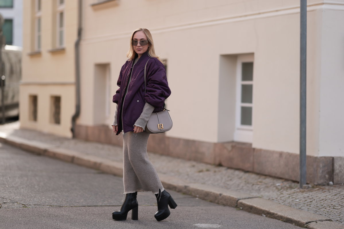 Frau mit lila Bomberjacke
