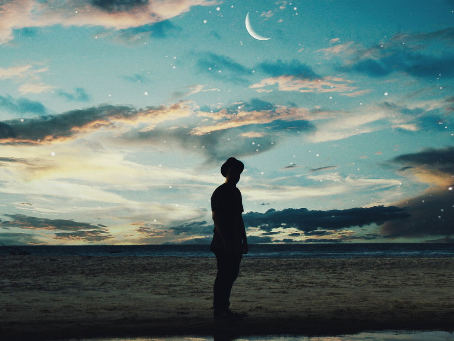 Person steht vor Mond