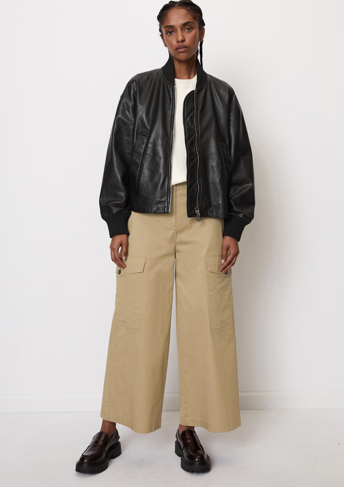 Die Trend-Bomberjacke von MARC O’POLO für ca. 380 Euro verleiht deinem Look im Handumdrehen einen rockigen Touch.