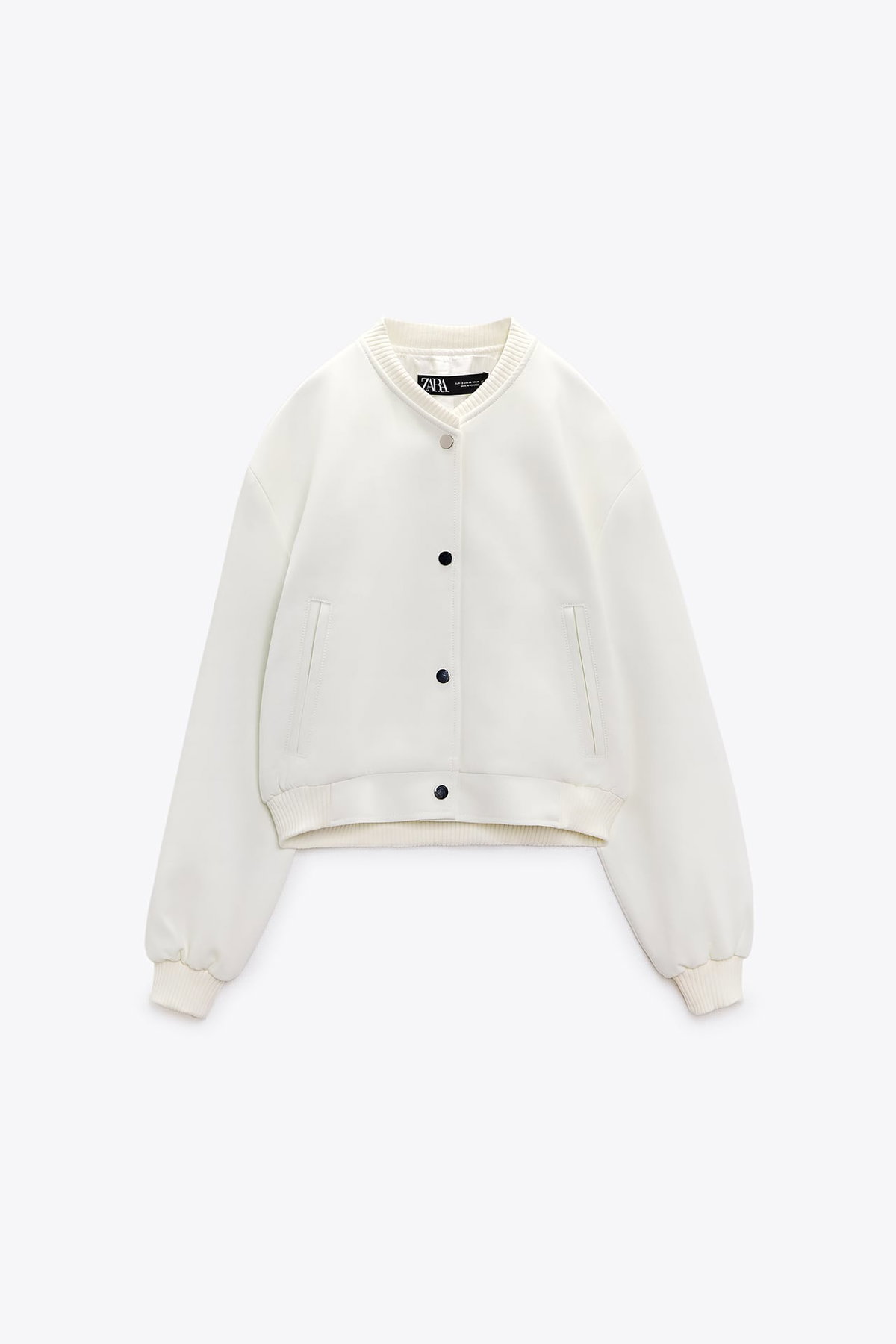 Magst du es hingegen etwas eleganter, wirst du die Bomberjacke in Weiß von Zara lieben, die es bereits für ca. 50 Euro zu shoppen gibt.