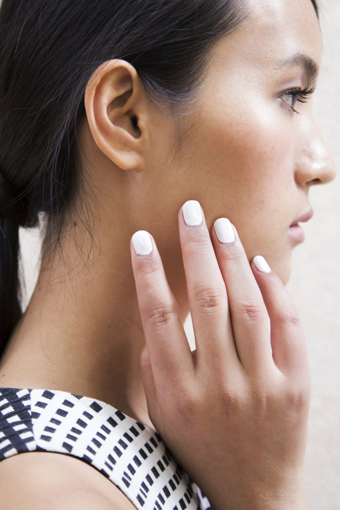 Hast du schon von den "Coconut Milk Nails" gehört? Dieser Trend verleiht deinen Nägeln ein elegantes und gepflegtes Aussehen, das perfekt zu jeder Gelegenheit passt.