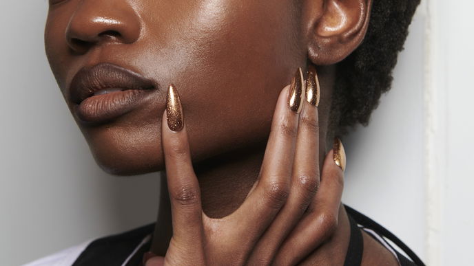 "Copper Chrome Nails" sind das schönste Design für den goldenen Herbst