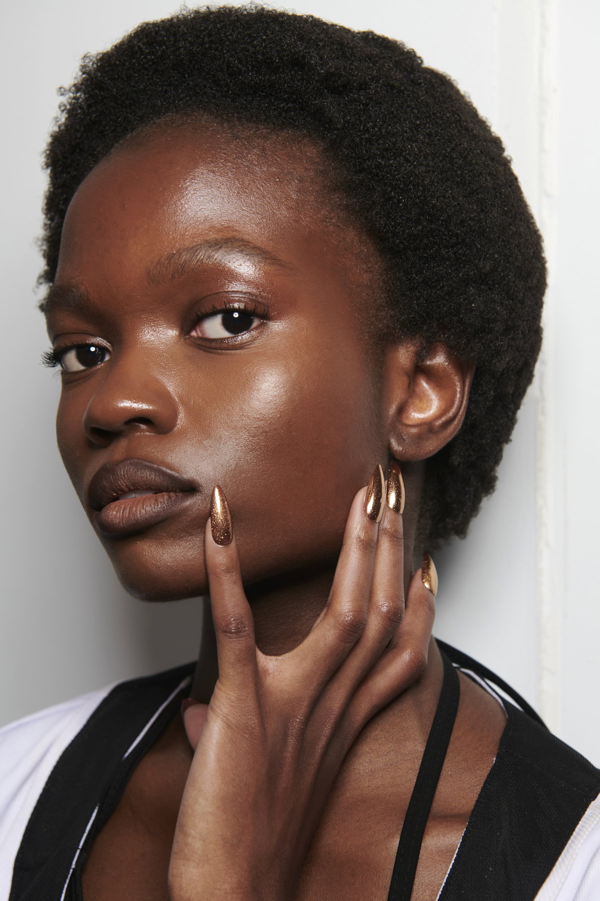 "Copper Chrome Nails" sorgen durch ihren metallischen Look für gute Laune im Herbst.