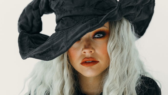 Hexe schminken: So gelingt das gruselige Halloween-Make-up Schritt für Schritt